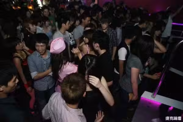 /www/photos18.com/web/images/node/0/4079.avif