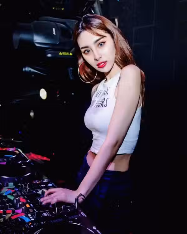 /www/photos18.com/web/images/node/9/90643.avif